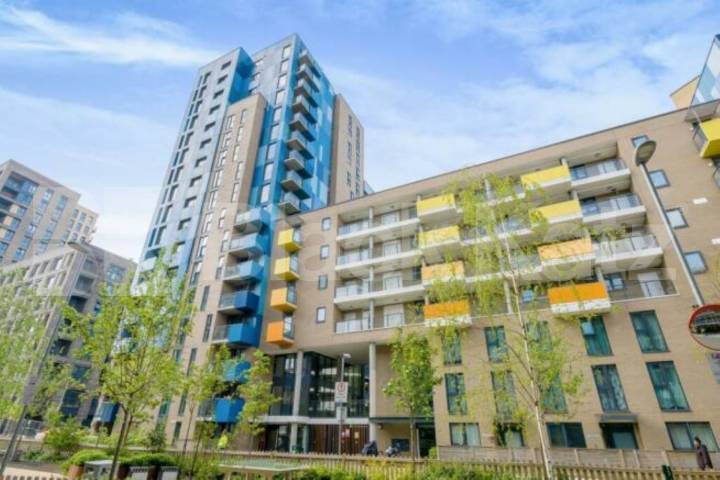 Modern Two-Bed Apartment in Central Park Development  in Greenwich Parkside Avenue SE10, Greenwich